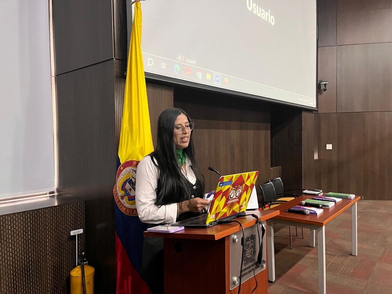 Galeria: Moderación de la docente Angely Torres en el espacio de Intervención de la directora del IPAZUD, Maritza Pinzón en el espacio de Socialización - Incorporación del enfoque de género en la investigación y sanción de VBG 