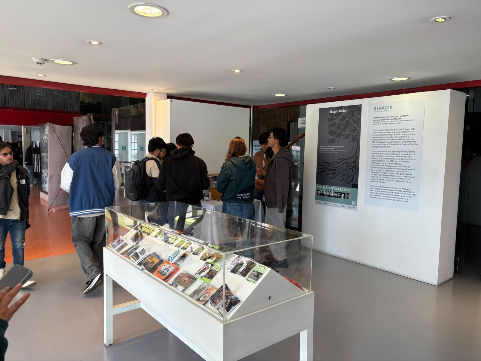 Galeria: ESTUDIANTES NUEVOS DE LA UNIVERSIDAD DISTRITAL ASISTEN A LA EXPOSICIÓN "RENACER POR EL DERENCHO A LA VIDA"