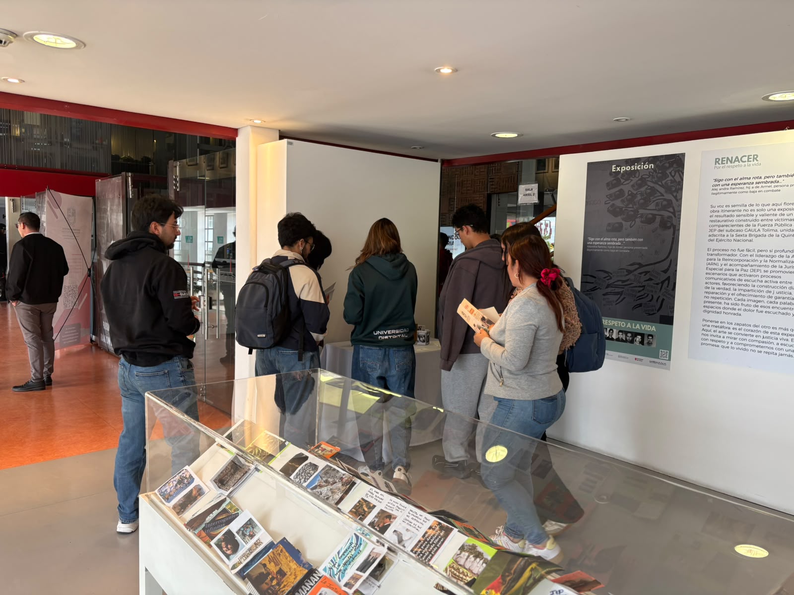 Galeria: ESTUDIANTES NUEVOS DE LA UNIVERSIDAD DISTRITAL ASISTEN A LA EXPOSICIÓN "RENACER POR EL DERENCHO A LA VIDA"