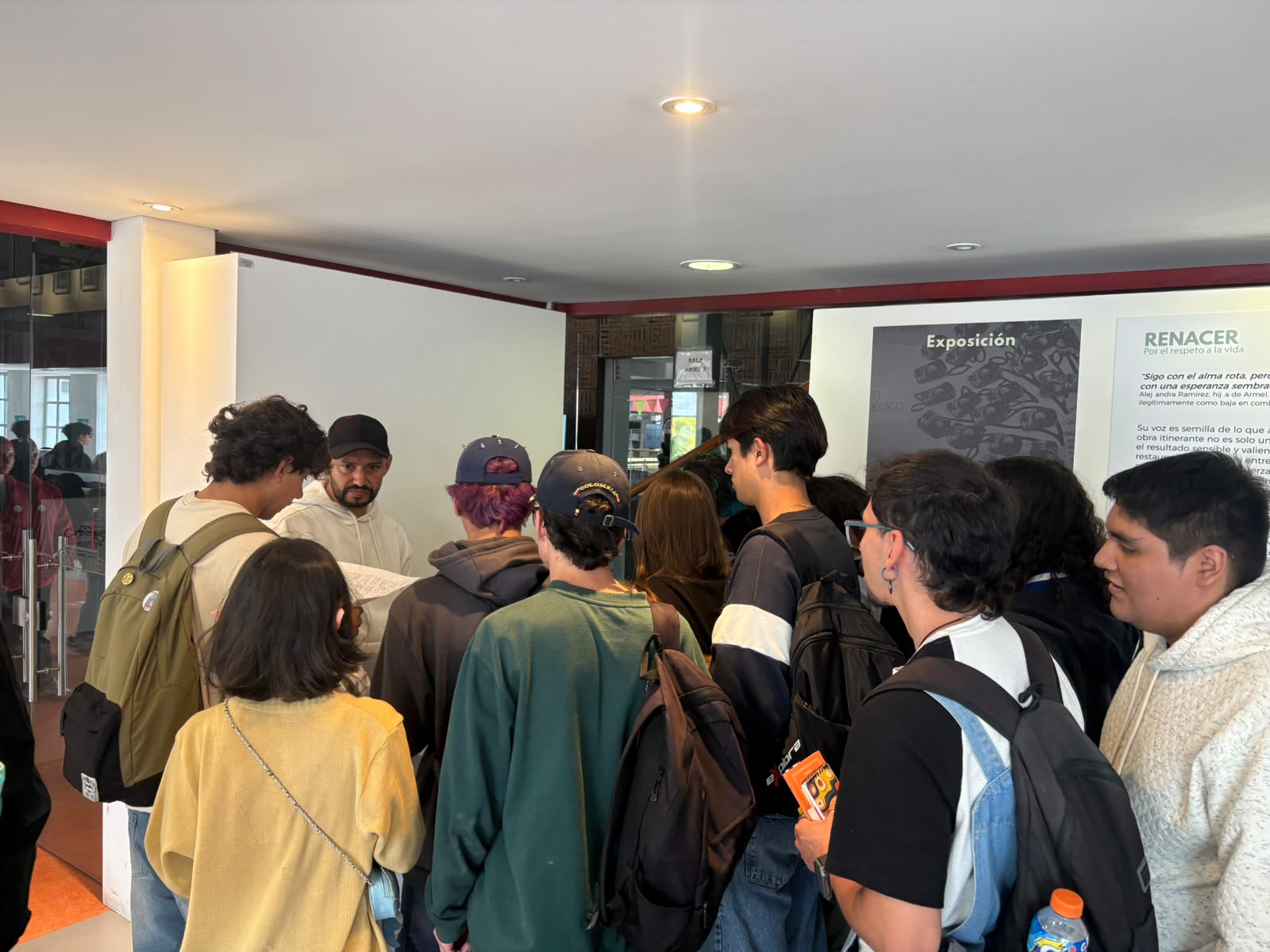 Galeria: ESTUDIANTES NUEVOS DE LA UNIVERSIDAD DISTRITAL ASISTEN A LA EXPOSICIÓN "RENACER POR EL DERENCHO A LA VIDA"