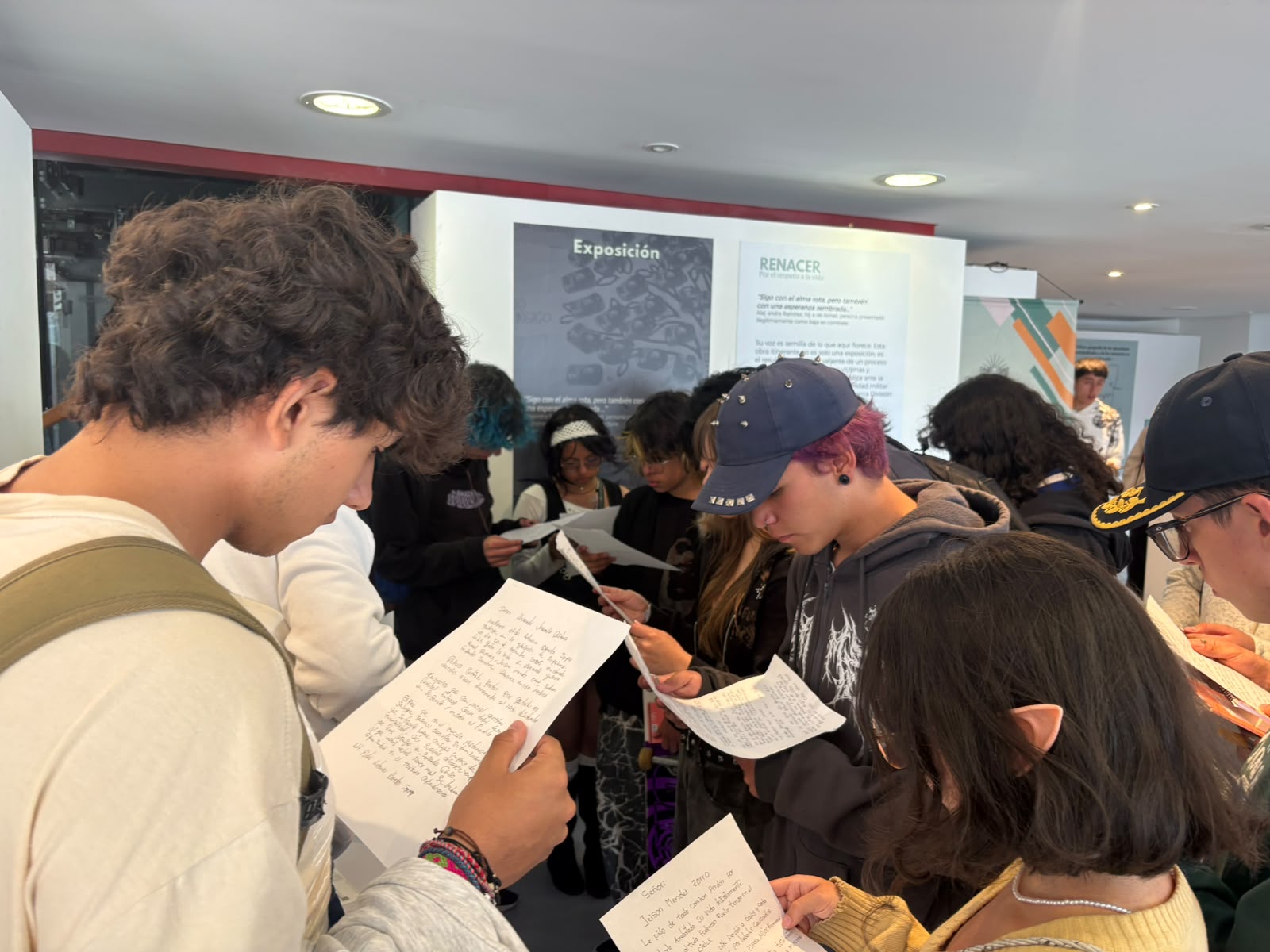 Galeria: ESTUDIANTES NUEVOS DE LA UNIVERSIDAD DISTRITAL ASISTEN A LA EXPOSICIÓN "RENACER POR EL DERENCHO A LA VIDA"