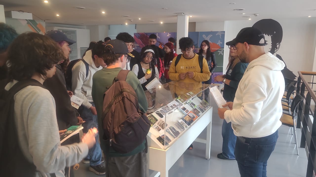 Galeria: ESTUDIANTES NUEVOS DE LA UNIVERSIDAD DISTRITAL ASISTEN A LA EXPOSICIÓN "RENACER POR EL DERENCHO A LA VIDA"