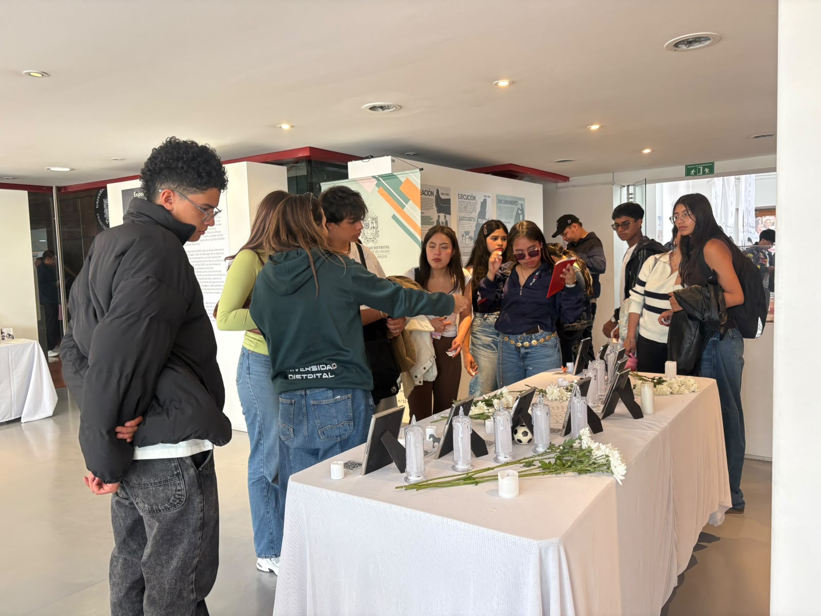 Galeria: ESTUDIANTES NUEVOS DE LA UNIVERSIDAD DISTRITAL ASISTEN A LA EXPOSICIÓN "RENACER POR EL DERENCHO A LA VIDA"