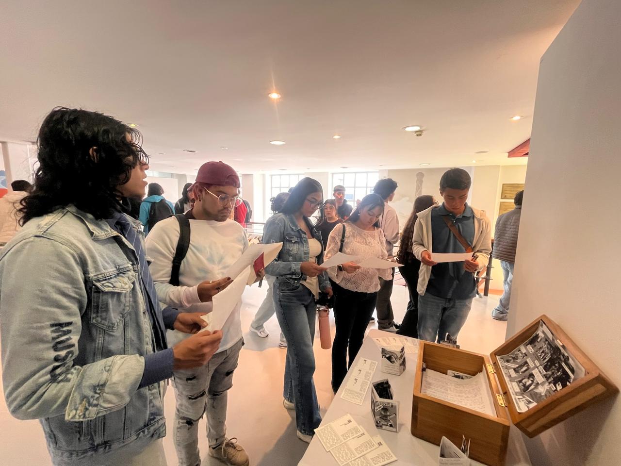 Galeria: ESTUDIANTES NUEVOS DE LA UNIVERSIDAD DISTRITAL ASISTEN A LA EXPOSICIÓN "RENACER POR EL DERENCHO A LA VIDA"