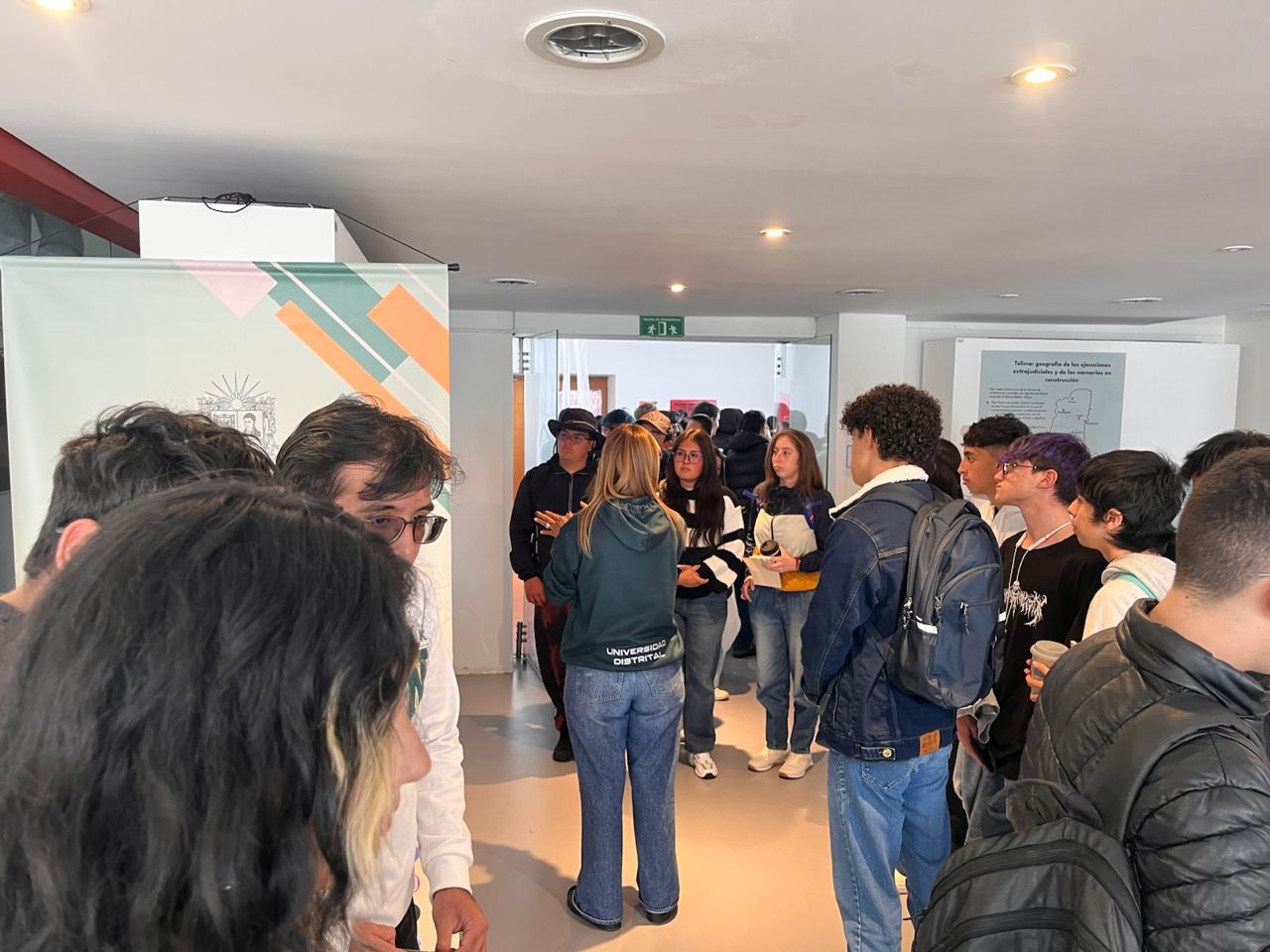 Galeria: ESTUDIANTES NUEVOS DE LA UNIVERSIDAD DISTRITAL ASISTEN A LA EXPOSICIÓN "RENACER POR EL DERENCHO A LA VIDA"
