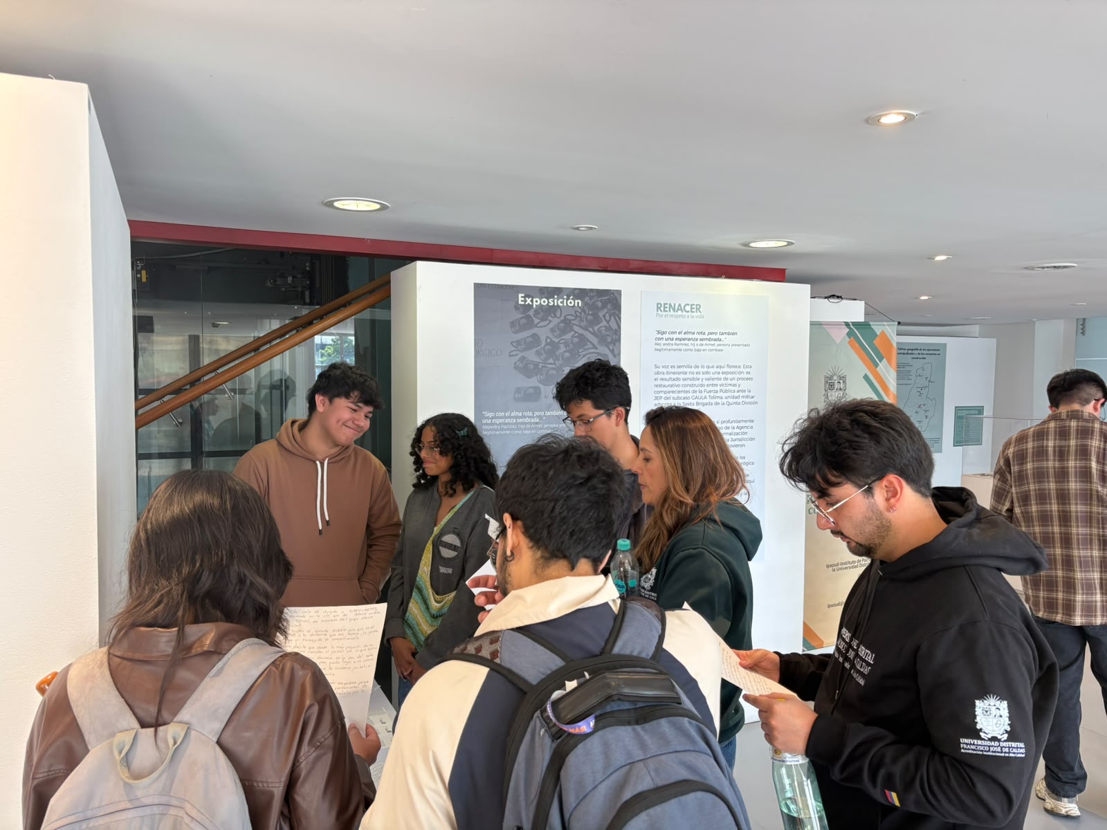 Galeria: ESTUDIANTES NUEVOS DE LA UNIVERSIDAD DISTRITAL ASISTEN A LA EXPOSICIÓN "RENACER POR EL DERENCHO A LA VIDA"