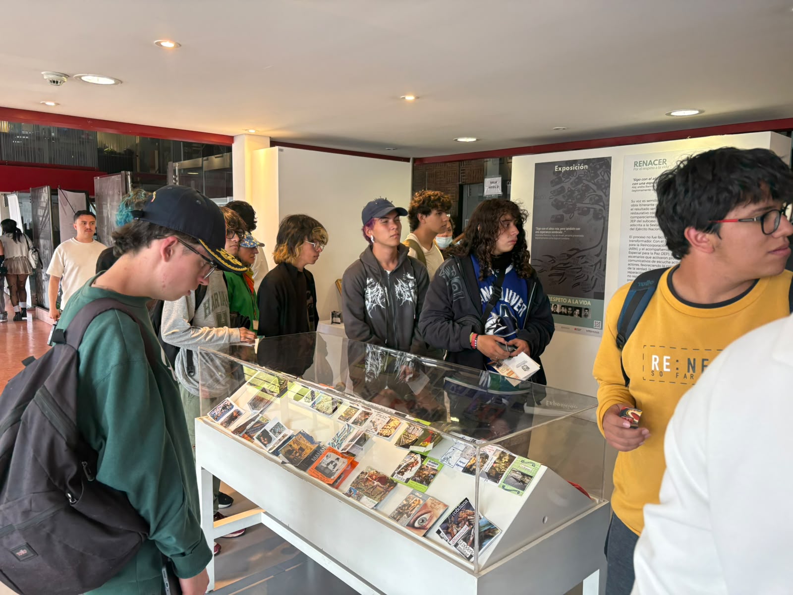Galeria: ESTUDIANTES NUEVOS DE LA UNIVERSIDAD DISTRITAL ASISTEN A LA EXPOSICIÓN "RENACER POR EL DERENCHO A LA VIDA"