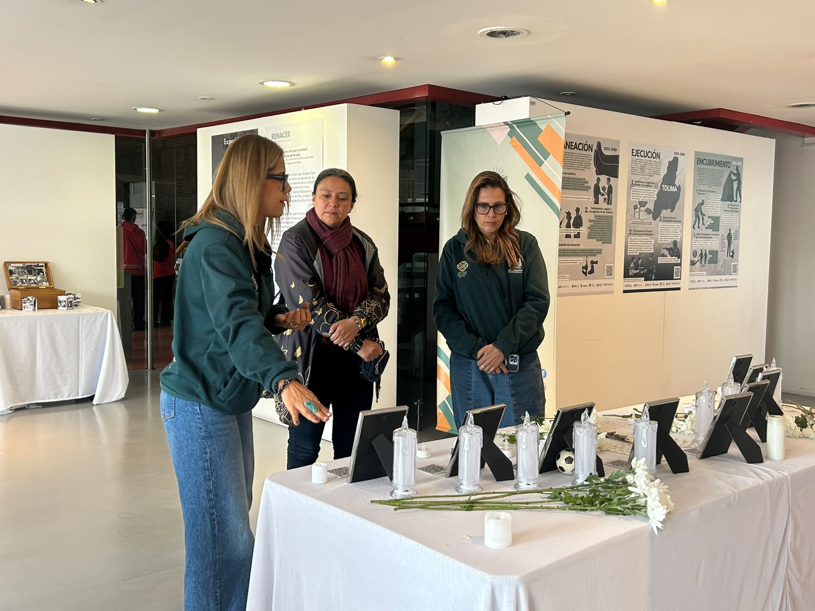 Galeria: ESTUDIANTES NUEVOS DE LA UNIVERSIDAD DISTRITAL ASISTEN A LA EXPOSICIÓN "RENACER POR EL DERENCHO A LA VIDA"