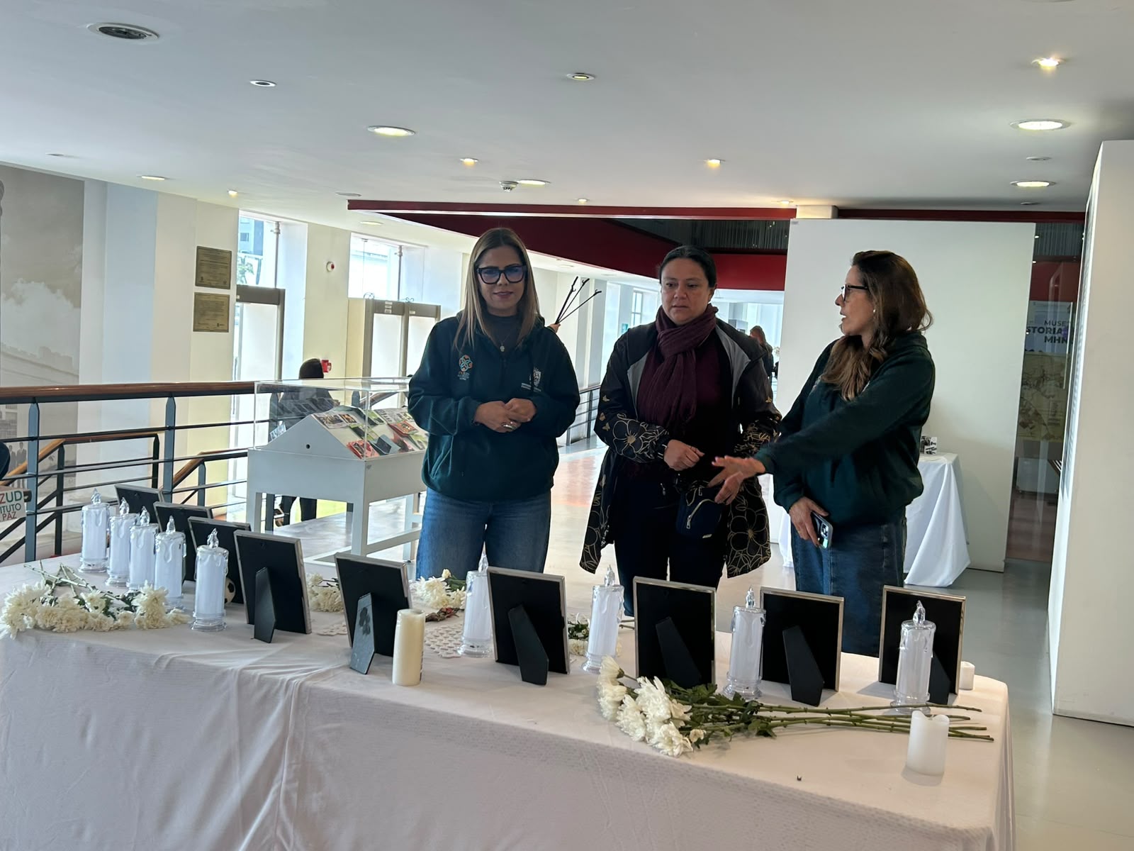 Galeria: ESTUDIANTES NUEVOS DE LA UNIVERSIDAD DISTRITAL ASISTEN A LA EXPOSICIÓN "RENACER POR EL DERENCHO A LA VIDA"