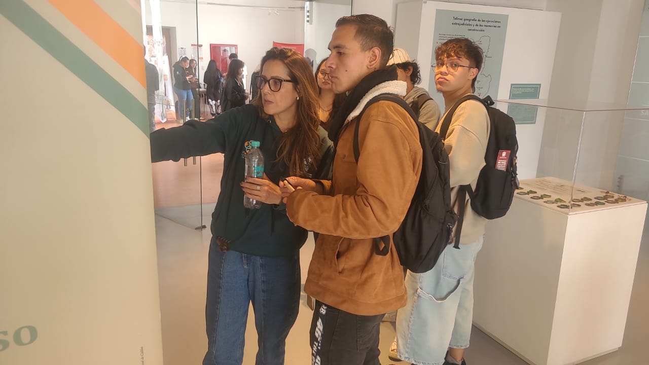 Galeria: ESTUDIANTES NUEVOS DE LA UNIVERSIDAD DISTRITAL ASISTEN A LA EXPOSICIÓN "RENACER POR EL DERENCHO A LA VIDA"